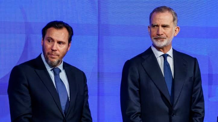 Puente arriesga parte de los votos del PSOE por sus críticas al Rey