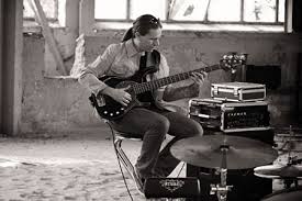 This bass was designed for a wide variety of rock sounds. Viktor Lorincz Page 2 No Treble