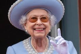 Thousands leave floral tributes for their beloved Queen outside royal  residences across the country