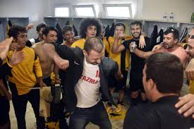 Her şeyi normalleştiren arkadaşça bir tavrı var. Nejat Isler In Galibiyet Sevinci