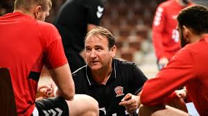 A város legnagyobb sikerei a szondi se nevéhez fűződnek, olyan kiváló játékosokkal, mint madár imre, gyűrűs lászló, bartalos béla, bartalos zoltán, kontra. Nem Szolt A Jatekosokhoz A Veszprem Uj Edzoje Infostart Hu