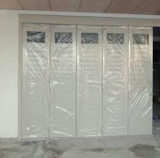Sebagai upaya mengamankan kendaraan, hindari penggunaan garasi terbuka yang tanpa disertai pintu. Daftar Kisaran Harga Pintu Garasi Aluminium Kayu Plat Besi