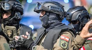 Zwei männer mussten mit gesichtsverletzungen in ein krankenhaus gebracht werden.gr. Cobra Einsatz 30 Jahriger Drohte Seinen Sohn Zu Toten