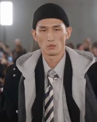 itslongzilong for LEMAIRE FW26 — creative direction: #ChristopheLemaire,  @sarahlinhtransiegelbaum styling: @benoitbethume hair: @tomwrighthair  makeup: @carolecolombani production: @furu_project_management casting:  @julialangecasting — #kevmgmt #mgmtbykev