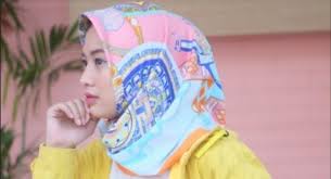 Semisal bagi yang menggemari warna merah muda kerap dibilang mempunyai perilaku dan watak yang lembut dan feminin. 5 Warna Hijab Yang Cocok Dikenakan Dengan Baju Warna Kuning