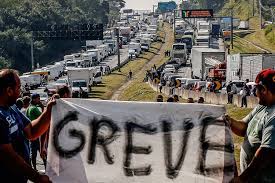 Pouco mais de cinco meses após tentar uma paralisação, os caminhoneiros anunciam greve nacional para o próximo domingo, 25 (na verdade, 00h do dia 26). Caminhoneiros Anunciam Greve Para Domingo 25 Como Cobranca A Bolsonaro