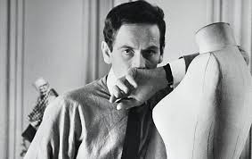 Les articles de presse qui lui avaient été consacrés au cours de sa très longue carrière dans les années 1970, celui qui s'offrira le théâtre des ambassadeurs (qu'il avait rebaptisé espace pierre cardin et dont la concession s'était. Le Fabuleux Destin De Pierre Cardin Le Dernier Empereur De La Mode Madame Figaro