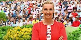 It is a seasonal live programme which airs only during the summer months with 16 to 21 episodes being produced. Playback Panne Und Kaffeefahrt Kunstler Zdf Fernsehgarten In Der Twitter Kritik