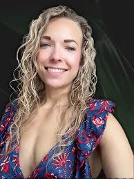 Can you believe I've had to tell people I'm not adopted? 🤦🏼‍♀️ As the  short mini sized middle sister, frequently someone would wonder out loud if  we had the same parents. Their