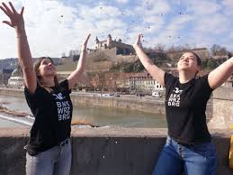 Sie haben ebenso die möglichkeit, geldscheine oder münzen an einem bankschalter einzuzahlen. Abschluss 21 Abishirts Co Per Crowdfunding Der Vr Bank Wurzburg Finanzieren Wurzburg Erleben