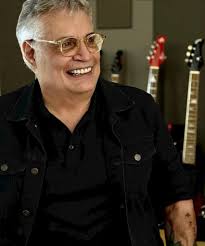 Queridos: El color rojo vino es de mis preferidos, (el rojo + el vino) y  aquí Petí se aprovechó y me hizo una sesión de fotos para el disco “Amaury  canta a