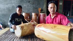 .kayu menggunakan peralatan tradisional sehingga membentuk dan menghiasi gendang. Intip Pembuatan Gendang Tradisional Khas Takalar Tribun Timur