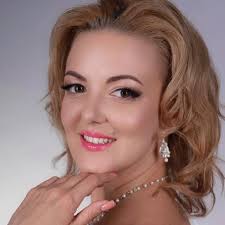 Если не переживаете никакого расставания сейчас, то однозначно советую.  Практически всегда путешествую одна, удобно, комфортно, все успеваю  посмотреть, насладиться всем и получить удовольствие. Можете начать с  малого даже, сходить на концерт или