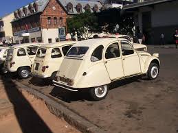 Image result for Beige Taxi Allemand 1995 Renault