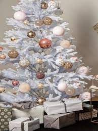 Einen weihnachtsbaum können sie ganz nach ihrem persönlichen geschmack mit kugeln in vielen verschiedenen farben schmücken. Weihnachtsbaum Schmucken Die 7 Schonsten Ideen Westwing