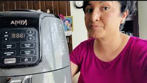 Amazon.com: Ninja Air Fryer, 1550-Watt Programmable Base for Air Frying,  Roasting, Reheating & Dehydrating with 4-Quart Ceramic Coated Basket  (AF101), Black/Gray (Renewed)