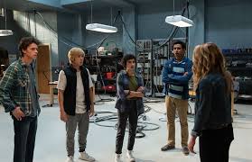 A university student who brought tree to his room after she blacked out from partying hard. Bild Zu Suraj Sharma Happy Deathday 2u Bild Israel Broussard Jessica Rothe Phi Vu Sarah Yarkin Suraj Sharma Filmstarts De