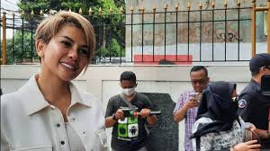 Janda tiga anak tersebut terlihat sepeti orang mabuk karena efek anestesi yang disuntikkan kepadanya. Nikita Mirzani Do Not Delete The Ite Law Netizens Will Turn To Barbarians