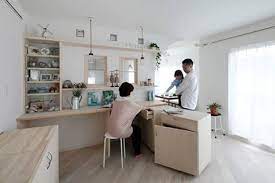 牛奶色的居家空間 沒有太多綴飾 只有點綴木材質讓住所透散著輕盈淡麗的氛圍 在室內牆開了小窗 也把強硬的直角直線轉變為柔軟的曲線弧度 替住家空間增添可愛表情 也增加家人的甜蜜互動 via lohas studio home home decor furniture