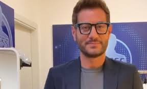 Dalle prime trasmissioni di gossip al successo di enrico papi nasce il 3 giugno del 1965 a roma, figlio di luciana, proprietaria terriera, e di samuele, un. Ø®Ø§Ø·Ø¦Ø© Ø³ÙƒÙˆÙ„ÙŠ Ù…Ù†Ø·Ù‚Ø© Ø§Ù„Ù…Ø¯Ù† Ø§Ù„ÙƒØ¨Ø±Ù‰ Enrico Papi Occhiali Zetaphi Org