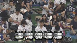 野球中継でスタンドの観客がパンチラwwwww : エロキャプちゃんねる