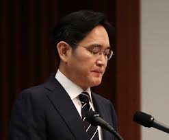 이재용 삼성전자 부회장은 23일 서울 서초 예술의전당에서 열린 국립발레단의 호두까기 인형 공연을 이 공연에 이 부회장의 막내딸이 출연했다./예술의전당=김민수 기자. ê¹€ë¬¸ìˆ˜ ì´ìž¬ìš© ëŒ€êµ­ë¯¼ ì‚¬ê³¼ë¬¸ ë°œí'œì— ë¬¸ìž¬ì¸ ì •ë¶€ ì„¸ê³„ ì´ˆì¼ë¥˜ ì‚¼ì„± ë¬´ë¦Ž ê¿‡ë ¤