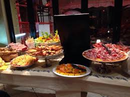 C'è chi lo ama e chi lo odia, chi lo critica e chi non può farne a meno, ma è inconfutabile: Une Idee Du Buffet De L Aperitivo Bolognais Picture Of Zamboni 3 Pizza Fritti Bologna Tripadvisor