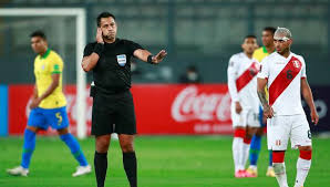 Brazil wants to remain unbeaten in the tournament, while colombia has to get its feet back on track against the toughest rival. Seleccion Peruana Reunieron 225 Mil Firmas Para Retirarle Licencia Al Arbitro Chileno Julio Bascunan Tras El Peru Vs Brasil Eliminatorias Qatar 2022 Conmebol Deporte Total El Comercio Peru