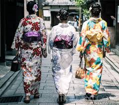 Le kimono traditionnel est omniprésent et constitue une mode très traditionnelle et symbolique du japon. Kimono Femmes Les Particularites