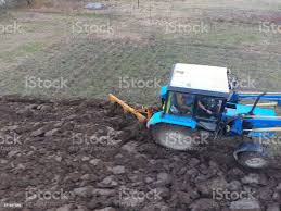Foto De Trator Arando O Jardim Arar O Solo No Jardim E Mais Fotos De Stock De Agricultor Istock