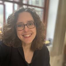 My former student and comedian extraordinaire @IvoGraham came to Oxford  today and gave me his Richard Osman House of Games suitcase. It started out  as a bet but now it's mine, and