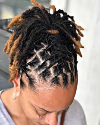 Designed to perfectly accommodate big, bold curls and hold your locs back with effortless style and grace. L Image Contient Peut Etre Une Personne Ou Plus Et Gros Plan Short Locs Hairstyles Hair Styles Natural Hair Styles