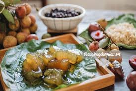 Vào ngày tết đoan ngọ, người dân thường làm 2 lễ cúng, 1 lễ cúng gia tiên và 1 lễ cúng ngoài trời hay còn gọi là lễ cầu xin ngọc hoàng các thành phần trong lễ cúng ngày mùng 5 tháng 5 có thể thay đổi tùy theo từng vùng miền chứ không cứng nhắc. Bmhomlkhlldvam