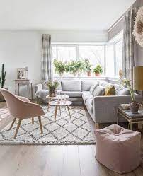 Sociétaire de la fondation taylor, isabelle mignot est passée maître dans l'art de conjuguer dynamisme et douceur, tendresse, emballements, les élans de l'âme et du cœur. Une Deco De Salon En Gris Et Rose Poudre My Blog Deco Decoration Salon Gris Decoration Salon Rose Decoration Salon