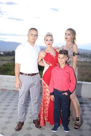 Duke qenë një nuse e kosovës, balje duket se është lidhur shumë me traditat dhe vlerat kulturore shqiptare, saqë ka preferuar të. Duda Balje Terheq Vemendjen Ne Nje Aheng Me Dukjen Joshese Foto Sakte Net