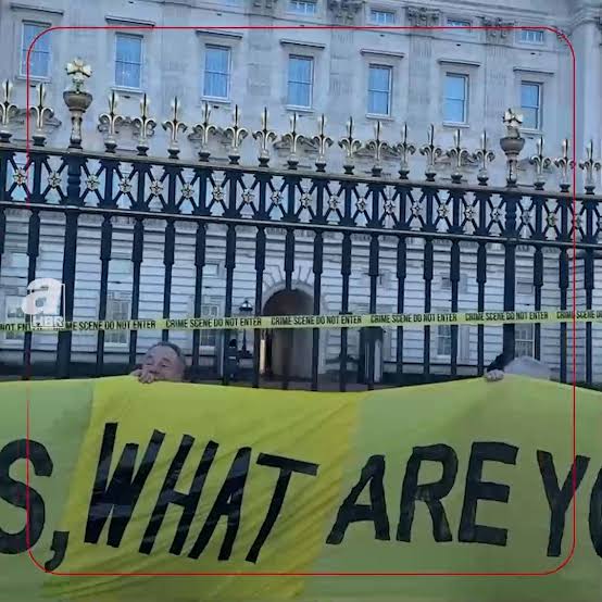 ‼️Buckingham Sarayı önünde toplanan bir grup, sarayın demir parmaklıklarına sarı renkli “Suç mahallidir, girilmez” şeridi çekti. , ➤ Epstein iddialarına sessiz kaldıkları için “Charles ne ...