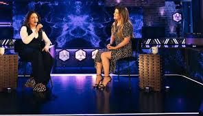 Kelly Clarkson and Gloria Estefan Duet