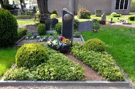 Die letzte ruhestätte eines geliebten menschen soll würde und persönlichkeit der/des verstorbenen ausstrahlen. Blumen Gertzmann Grabpflege
