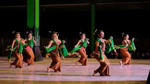 Selendang adalah kain yang dililitkan dan bagian dari kostum yang digunakan dengan cara melilitkan pada tubuh penari. Lengkap Tari Gambyong Asal Sejarah Properti Pola Lantai Video