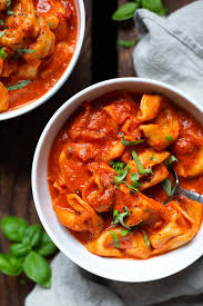 Pesto rosso selber machen basilikum pesto selber machen nudelteig rezept zubereitung nudelgerichte rezepte einkochen lasagne tomatensoße für pizza. One Pot Tortellini Mit Tomaten Sahne Sauce Kochkarussell