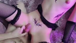 Моя татуированная альтушка хочет, чтобы я кончил в ее тугую киску