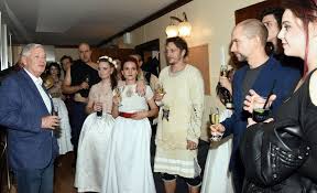 A háború és béke próbái során még titkolták a hírt, kollégái közül egyvalaki sejtette csupán, hogy a natasa rosztovát alakító színésznő anyai örömök elé néz. Bajor Imre Lanya Gyonyoru Volt A Premieren Fotokon A 21 Eves Lili Hazai Sztar Femina