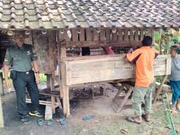Membuat kandang ayam dari bambu. Kisah Keluarga Rohidin Yang Tinggal Di Kandang Kambing Akibat Longsor Regional Liputan6 Com
