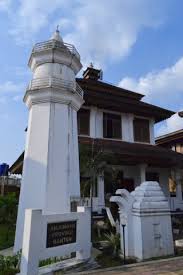 Rumah adat ini berbentuk limasan atau dara gepak. Anjungan Banten Taman Mini Indonesia Indah