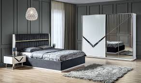 Yatak odası fon perde modelleri ve yatak odası tül perde modelleri konusunda tasarımcılar vurgu yapacak olan modellerin seçilmesi gerektiğini perdeler ile yatak odası örtüleri ve avize seçimleri de uygun olmalıdır. Europa Beyaz Yatak Odasi Medusa Home