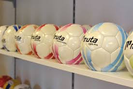 Op deze categorie pagina vindt u de verschillende soorten voetballen van robey sportswear en de verschillende ballennetten/ballenzakken van jako en robey sportswear. Voetbal Met Je Eigen Opdruk Muta Sport