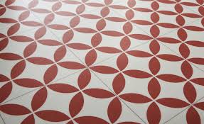 Sol Vinyle Texmark Carreau Ciment Fleur Rouge Et Gris Rouleau 4 M Saint Maclou Sol Vinyle Carreaux Ciment Carreau De Ciment