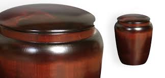 Ebenso wenig ist es möglich, dass die angehörigen die urne einfach mit nach hause nehmen oder die asche im eigenen garten bzw. Urne Informationen Zu Urnen Bei Bestattungen De
