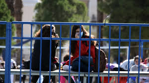 Για τα πειραματικά δημοτικά σχολεία που συνδέονται με πειραματικά γυμνάσια οι απόφοιτοι του δημοτικού θα εγγραφούν, εφόσον το επιθυμούν, στο συνδεδεμένο γυμνάσιο, ενώ η εισαγωγή των. Sxoleia Pws 8a Leitoyrghsoyn Apo Th Deytera 8 Febroyarioy