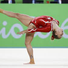 Giulia steingruber 2015 european championships aa bb. Giulia Steingruber Greift Am Boden Nach Medaille Blick